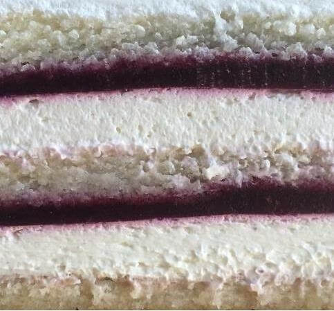 Сливочно-ванильный торт с ягодной прослойкой